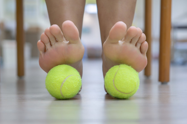 Reduce el dolor de la fascia del pie usando una pelota de tenis